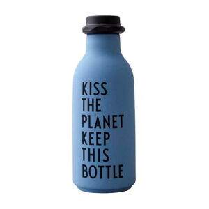 Modrá láhev na vodu Design Letters Kiss, 500 ml