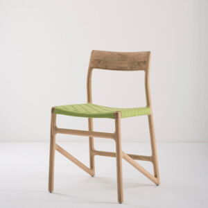 Jídelní židle z masivního dubového dřeva se zeleným sedákem Gazzda Fawn